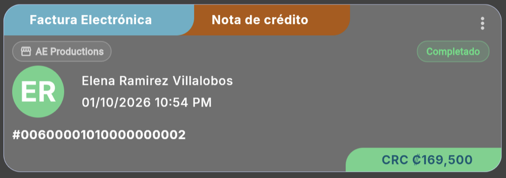 En la lista, la factura muestra la pestaña Nota de crédito (tema oscuro)